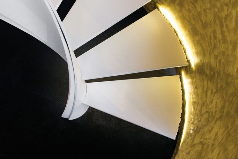 dizajnové točité schodisko biele osvetlenie s plávajúcim efektom