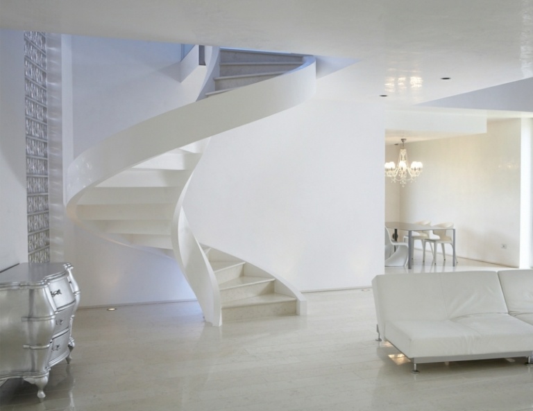 točité schodisko dizajn špirálový tvar biele zariadenie minimalistické