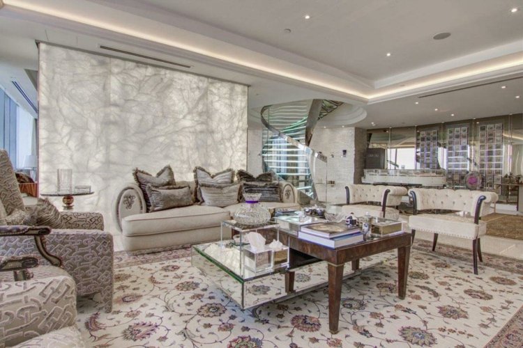 luxusné točňové schodisko v interiéri kovového skleneného obývacieho priestoru