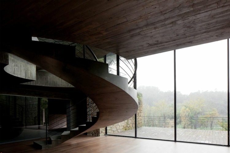 betónové točité schodisko kovové široké moderný vzhľad