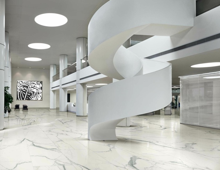 točité schodisko vo vnútri predsiene jednoduchého dizajnu biele