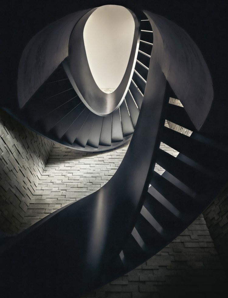 Vnútorné minimalistické točité schodisko