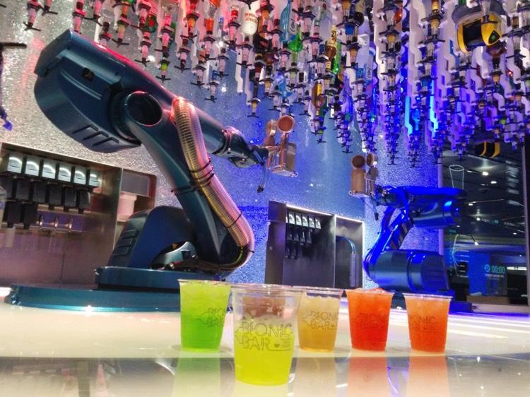 Robotické ramená uchopovača miešajú preddefinované aj jednotlivé koktaily bionic-bar-order-colored-cocktails-via-app