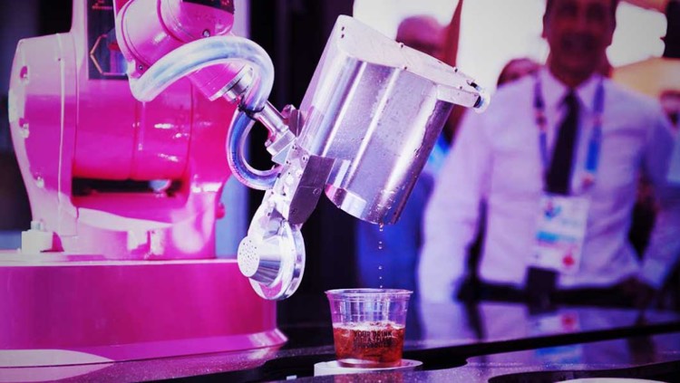 Zaplaťte za koktaily pomocou náramku GPS robot-arm-bionic-bar-makr-shakr-technology