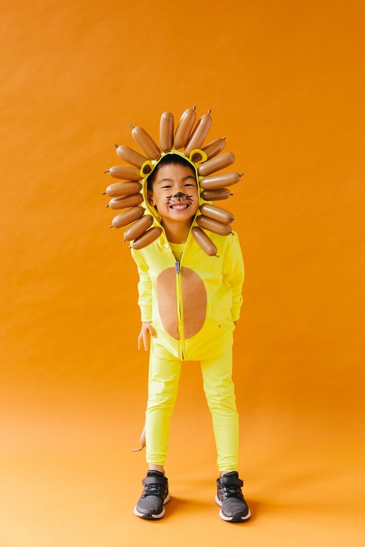 Vyrobte si kostýmy pre seba - leva zo žltého oblečenia a hnedých balónov na hrivu