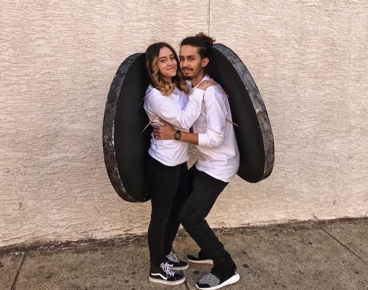 Vyrobte oreo sušienky z lepenky, peny alebo polystyrénu a bieleho svetra