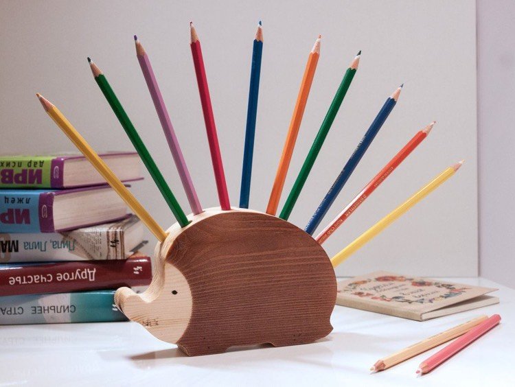 Drevený držiak na ježka - darček na začiatok školy Nápady na prácu s drevom s deťmi Držiak pera Ježek pracuje s detskou základnou školou