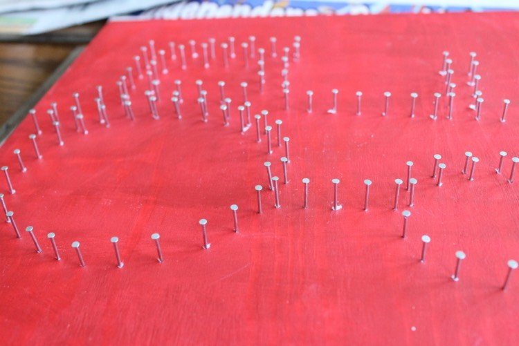 Odtrhnite šablónu a omotajte niť okolo nechtu práca s drevom-deti-nápady-nite-ihly-obrázky