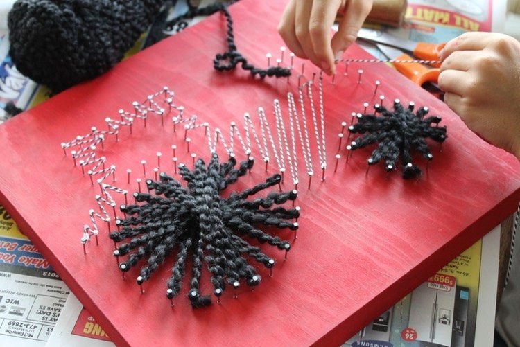 Napnite niť okolo nechtov práca s drevom-deti-nápady-základná škola-výtvarné-nite-ihly