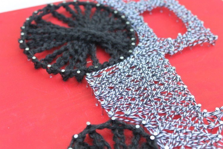 Vytvorte motív traktora na drevenej doske ihlou a niťou drevo-deti-nápady-chlapci-ihly-nit