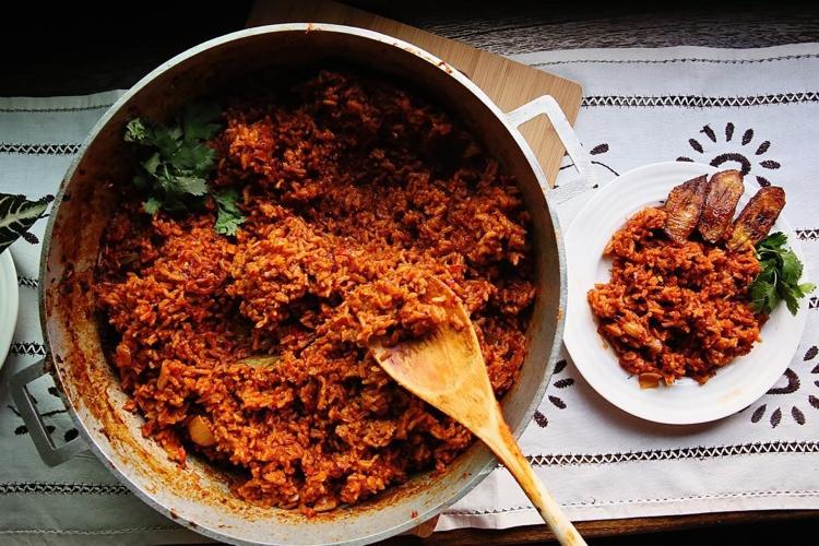 Pripravte si recept na ryžu Jollof z Ghany s marinovanými kuracími stehnami