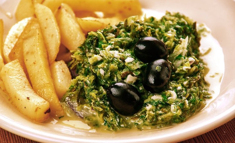 Príprava západoafrického potravinového receptu na Ndole