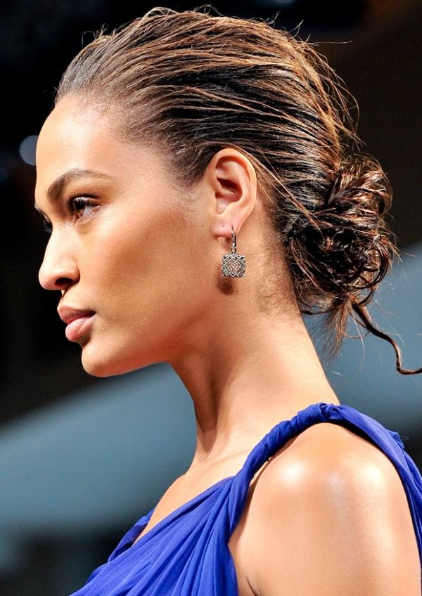 Nízky chignon v tease undone look fixed with bobby pins Vlhký vzhľad-chignon-chrbát hlavy-účes-napoly pripnuté vlasy