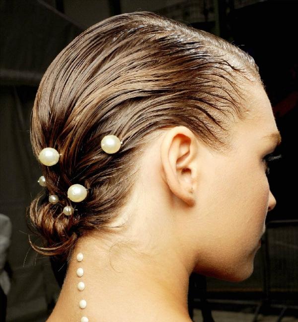 Trendové účesy-mokrý vzhľad-česaný chrbát s chignonom Vlasy s gélovým skrotením-nižšie-chignon-vlasy-šperky-perly