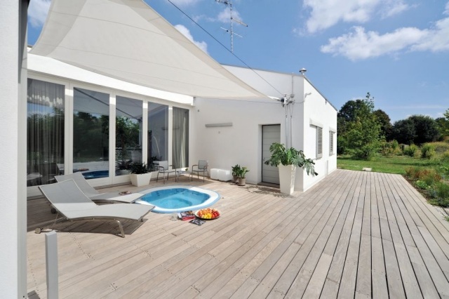 vonkajšia vaňa vstavaná drevená terasa salónik záhradný nábytok sklo