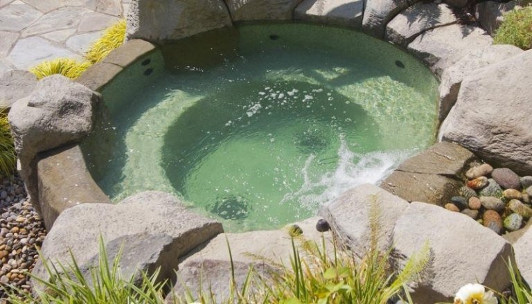 Vírivku namontujte vedľa terasy Whirlpool záhradné nápady prírodný vzhľad