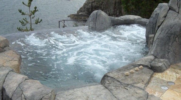 Whirlpool a nekonečný bazén v jednom Whirlpool-záhrada-krásny-výhľad-skaly