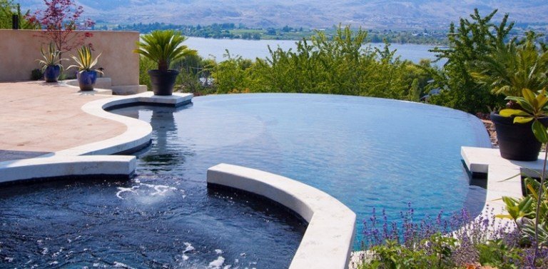Vírivka a bazén v stredomorskom vzhľade Jacuzzi-záhrada-bazén-nekonečno