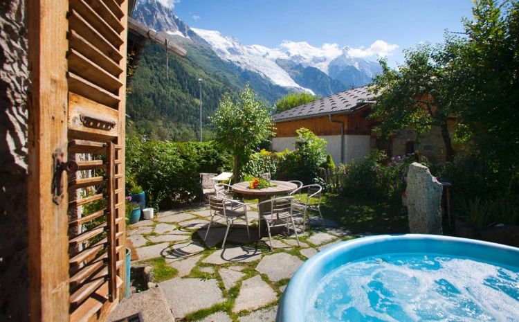 Vírivka v záhrade -kamenno-dosková-podlaha-jedálenský nábytok