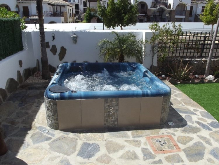 jacuzzi-záhrada-kameň-podlaha-podlaha-svetlá-palmy