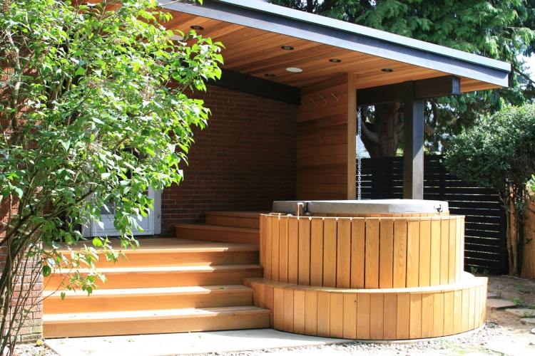 vírivka-záhrada-okrúhly-drevený obklad