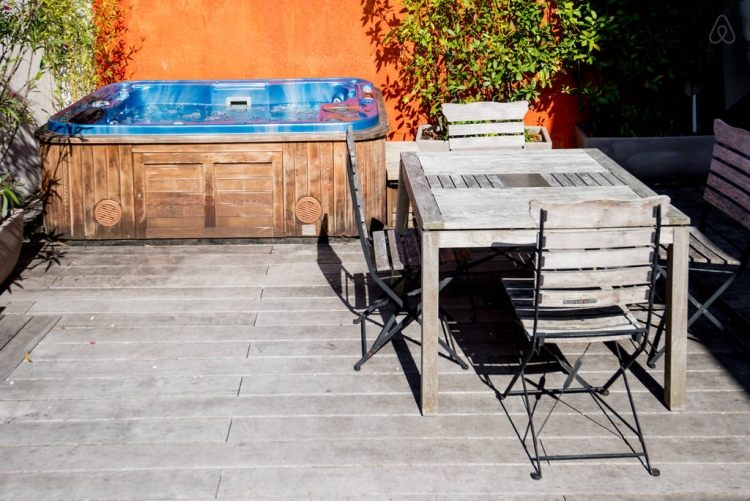 Vírivka v záhrade-drevená terasa s vonkajším a jedálenským nábytkom