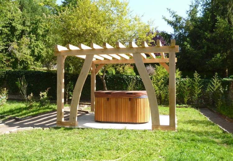 Jacuzzi v záhrade strešná krytina pergoly