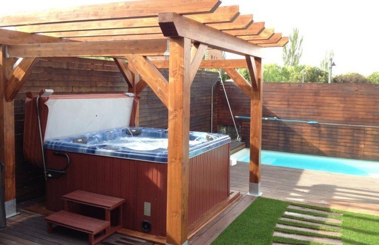 Jacuzzi v záhrade strešná krytina pergoly