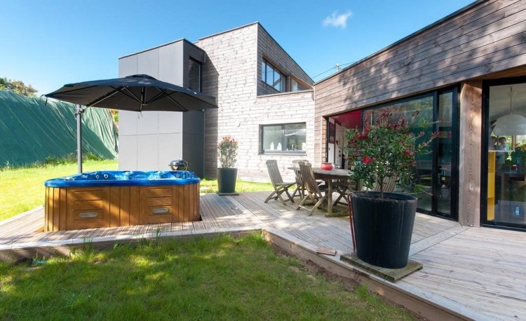 Vírivka v záhrade vstavaný záhradný slnečník