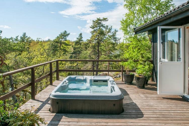 vírivka-záhrada-vstavané-drevené terasové zábradlie