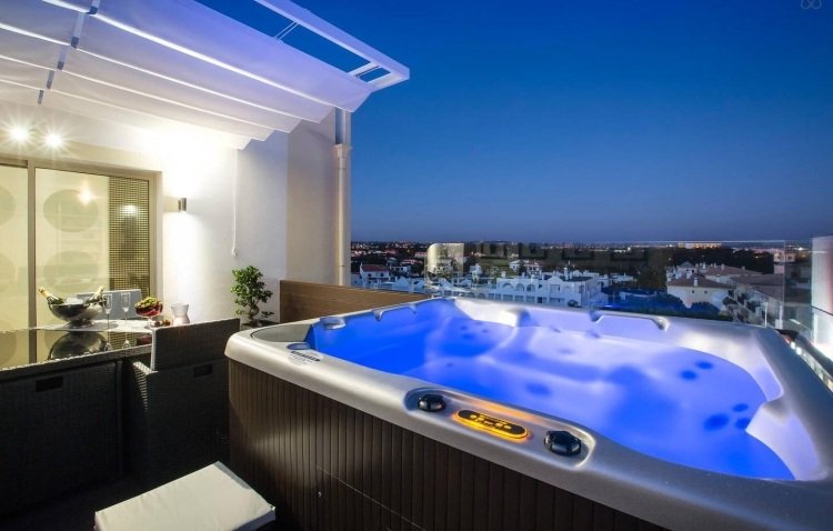 Jacuzzi-záhrada-strecha-terasa-pocit luxusu