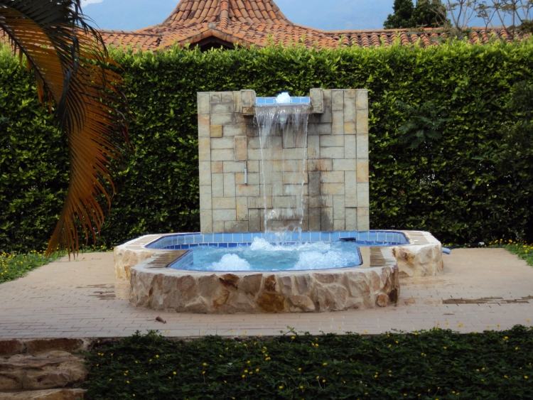 jacuzzi-záhrada-vodopád-systém-kamenný obklad