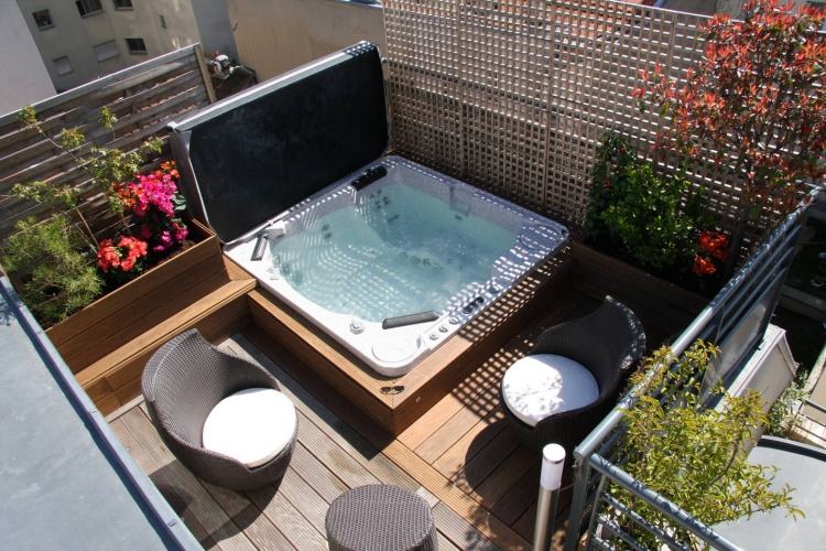 Vírivka v záhrade vstavané-wpc-podlahové dosky-základňa-mriežka-obrazovka na ochranu osobných údajov