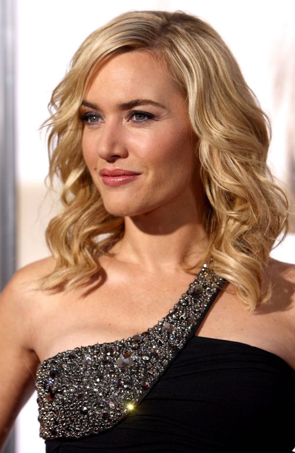 Účes blond vlasy Kate Winslet Tvar tváre určuje Kate Winslet hollywoodsky červený koberec