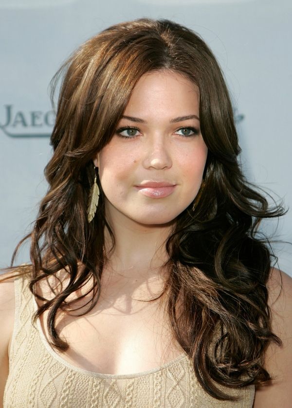 Vrstvený strih Mandy Moore svetlé tóny Brunetka-dlhé náušnice-hnedé vlasy