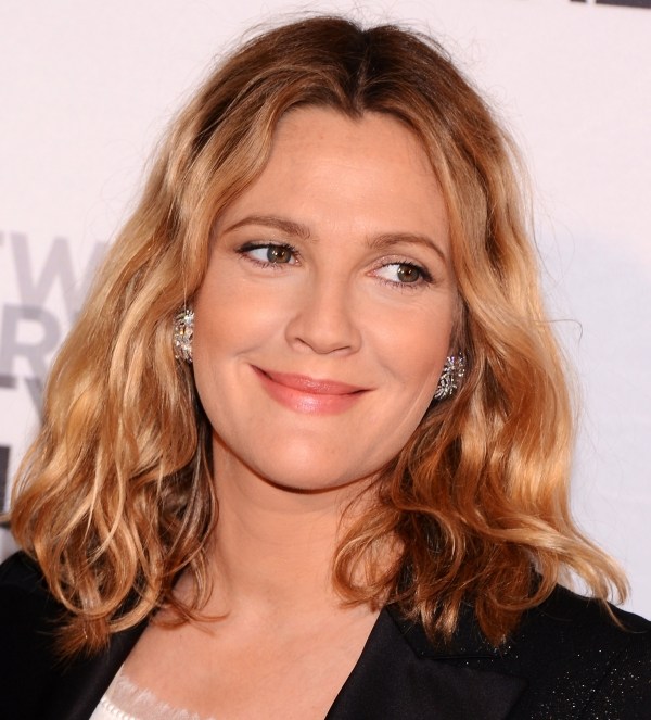 Kučeravé vlasy Drew Barrymore Vlnité vlasy-blond-hollywoodska hviezda