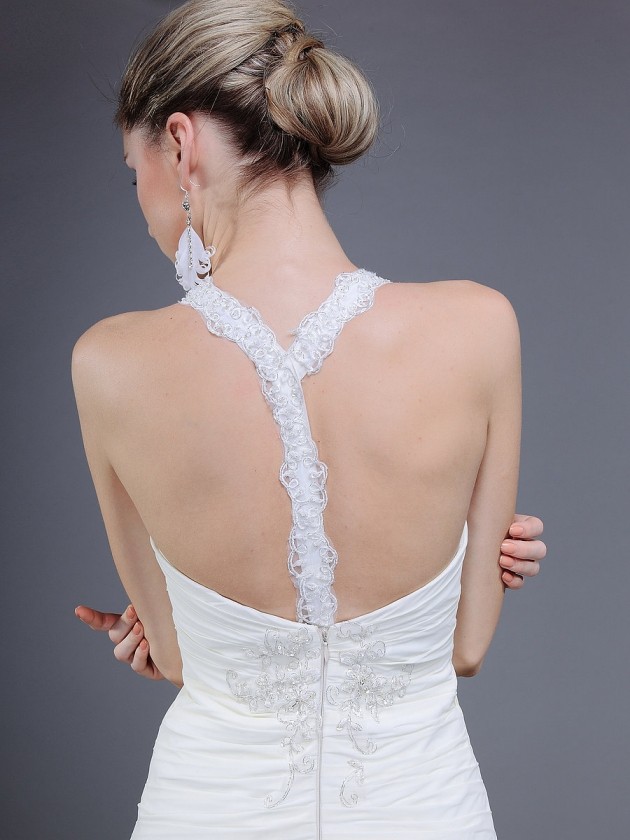 Priehradka je upevnená a stabilizovaná pomocou nosiča svadobné šaty-moderné-tenké-zadné ramienka