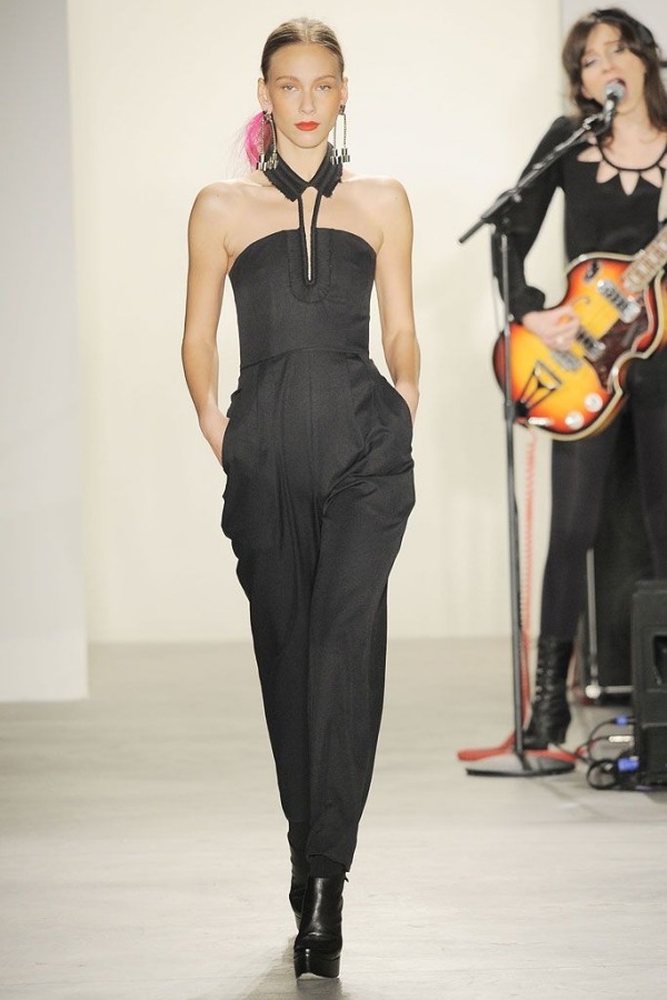 Elegantný a očarujúci - kombinéza ako oficiálny odev skvelý nápad-leto-celkovo-čierna-mólo