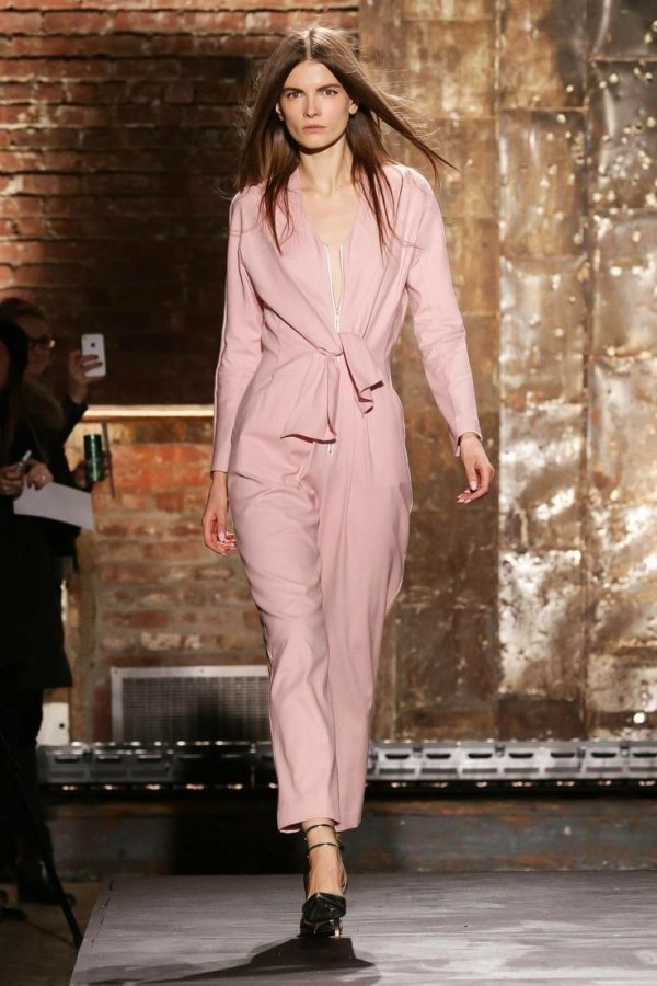 Oficiálne v ružovej farbe - ležérny overal s ozdobou ružový-celkovo-monochromatický-dizajn-prehliadkové mólo-2014