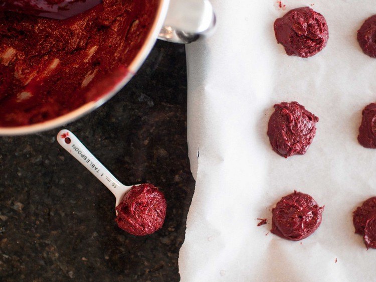 Mňamky si sami vyrábajú odmerky z papiera na pečenie z červeného zamatu