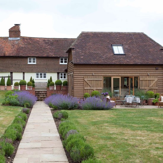 Návrhy na dizajn priamo na chodníku pre fialové kvety