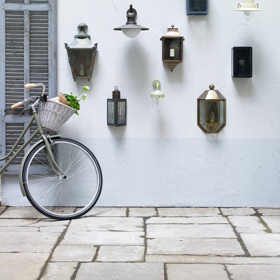 Nápady na dizajn dekorácie steny sviečok na prednom dvore