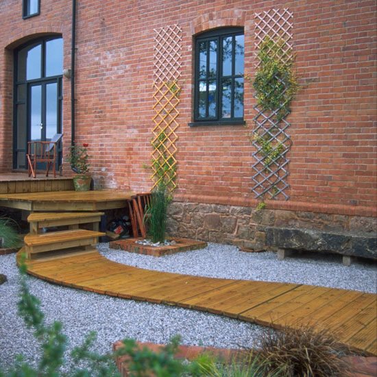 Myšlienky predný dvor promenáda tehlové múry kamienky popínavé rastliny