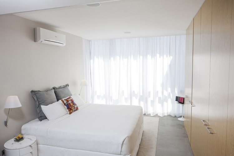 Delená klimatizácia Panasonic NKR v obývacej izbe Panasonic-NKR-Split-klimatizovaná spálňa