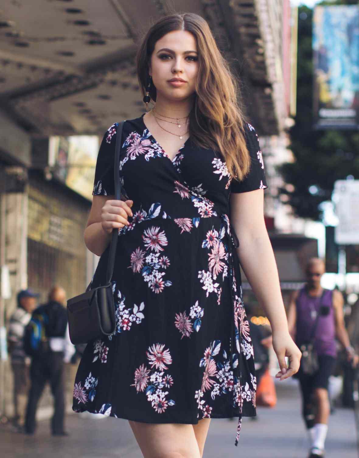 Zavinovacie šaty zakrivené dámske minišaty s letným outfitom s kvetinovým vzorom