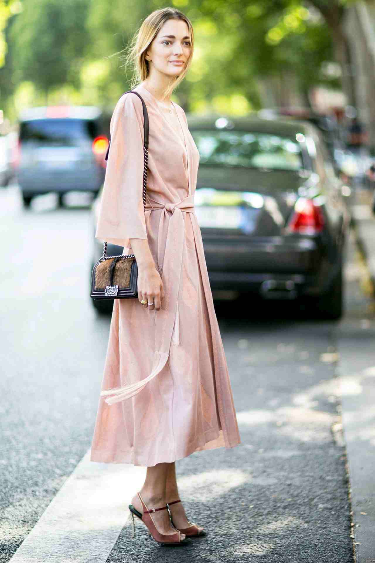 Dlhé zavinovacie šaty kombinujú letné oblečenie s vysokými podpätkami a módnymi trendmi pre ženy