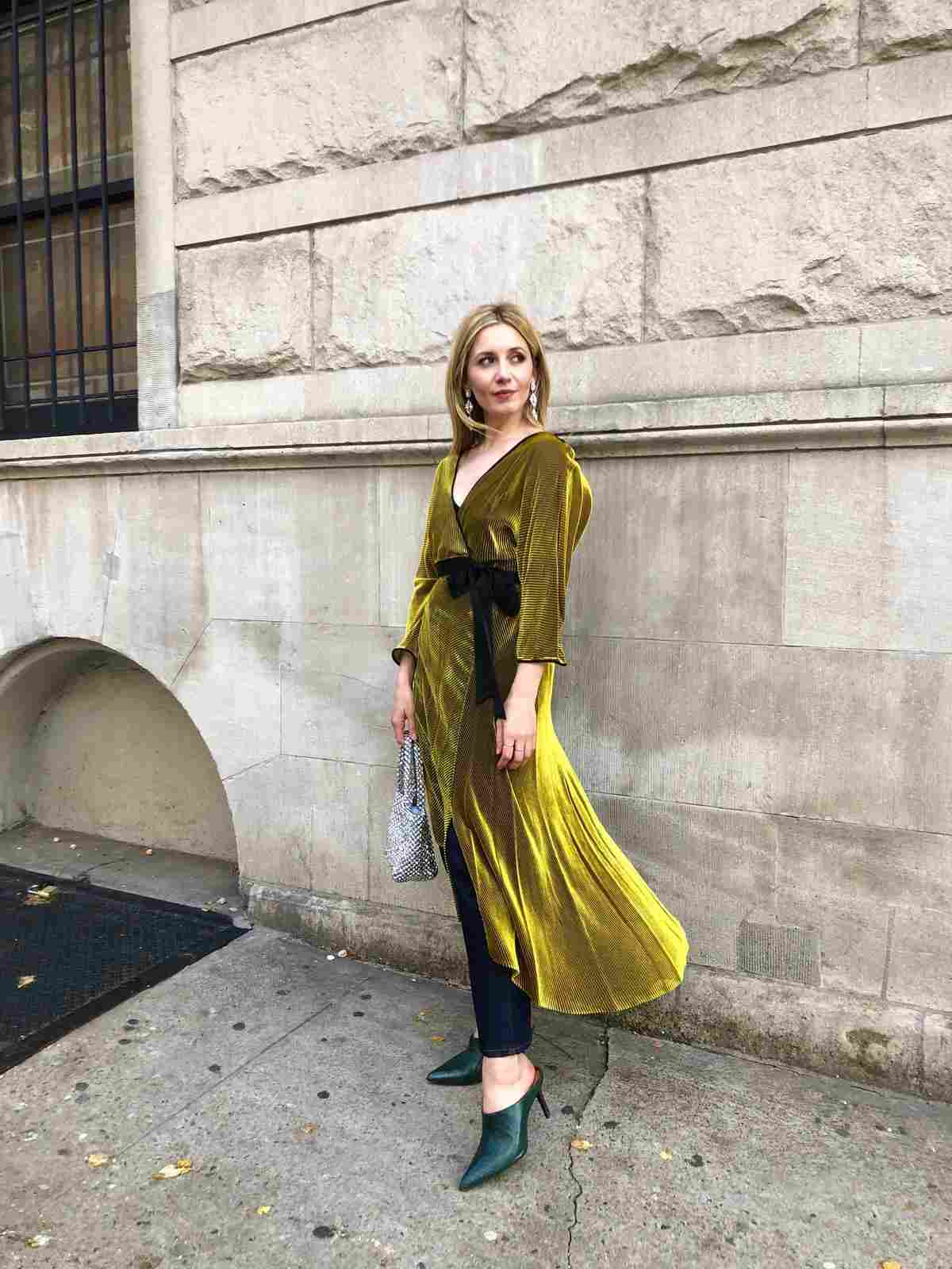 Dlhé zavinovacie šaty kombinujte s džínsovými módnymi trendmi letných žien