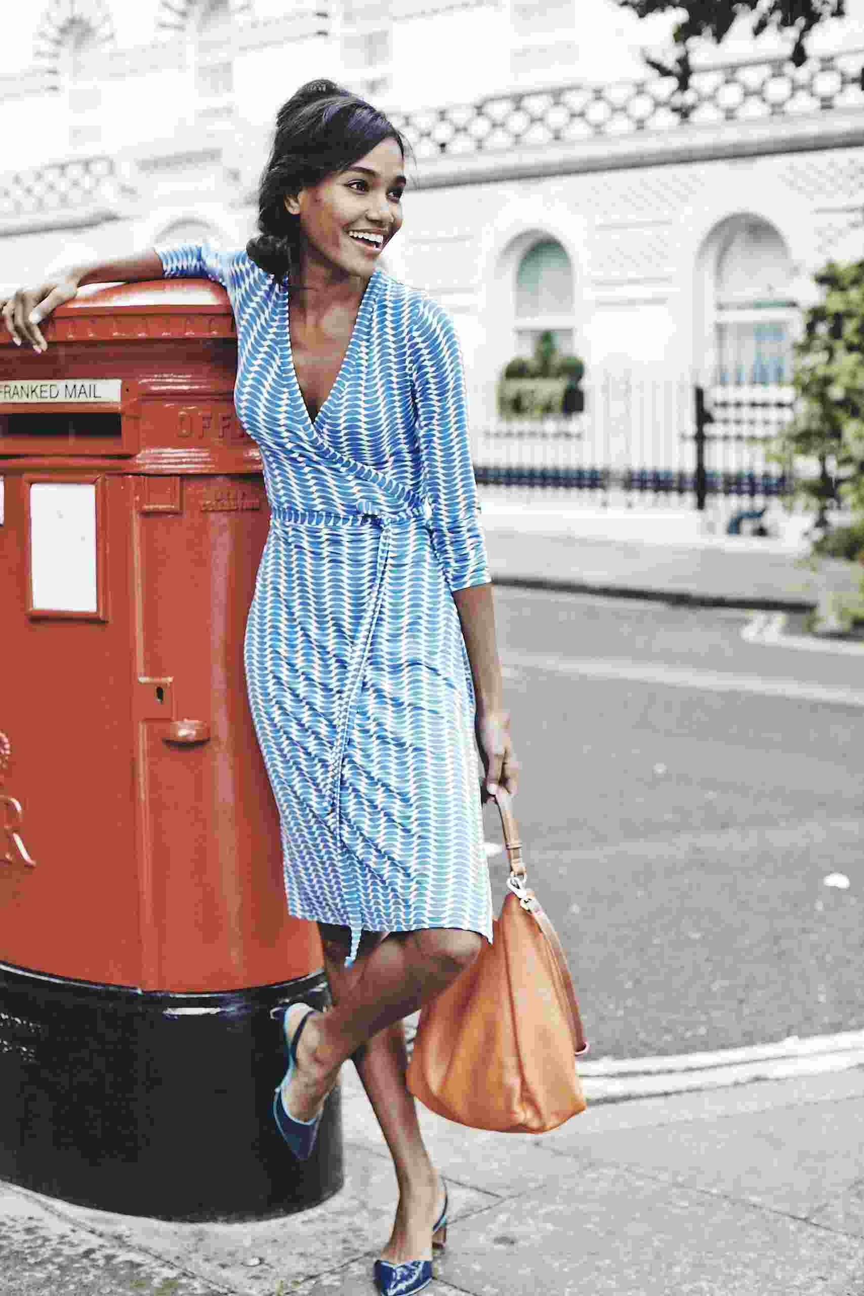 modré zavinovacie šaty kombinujú modré topánky kožená taška letné módne trendy