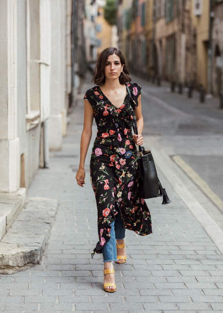 Šaty s kvetinovým vzorom a kombináciou žltých sandálov s koženou taškou na leto