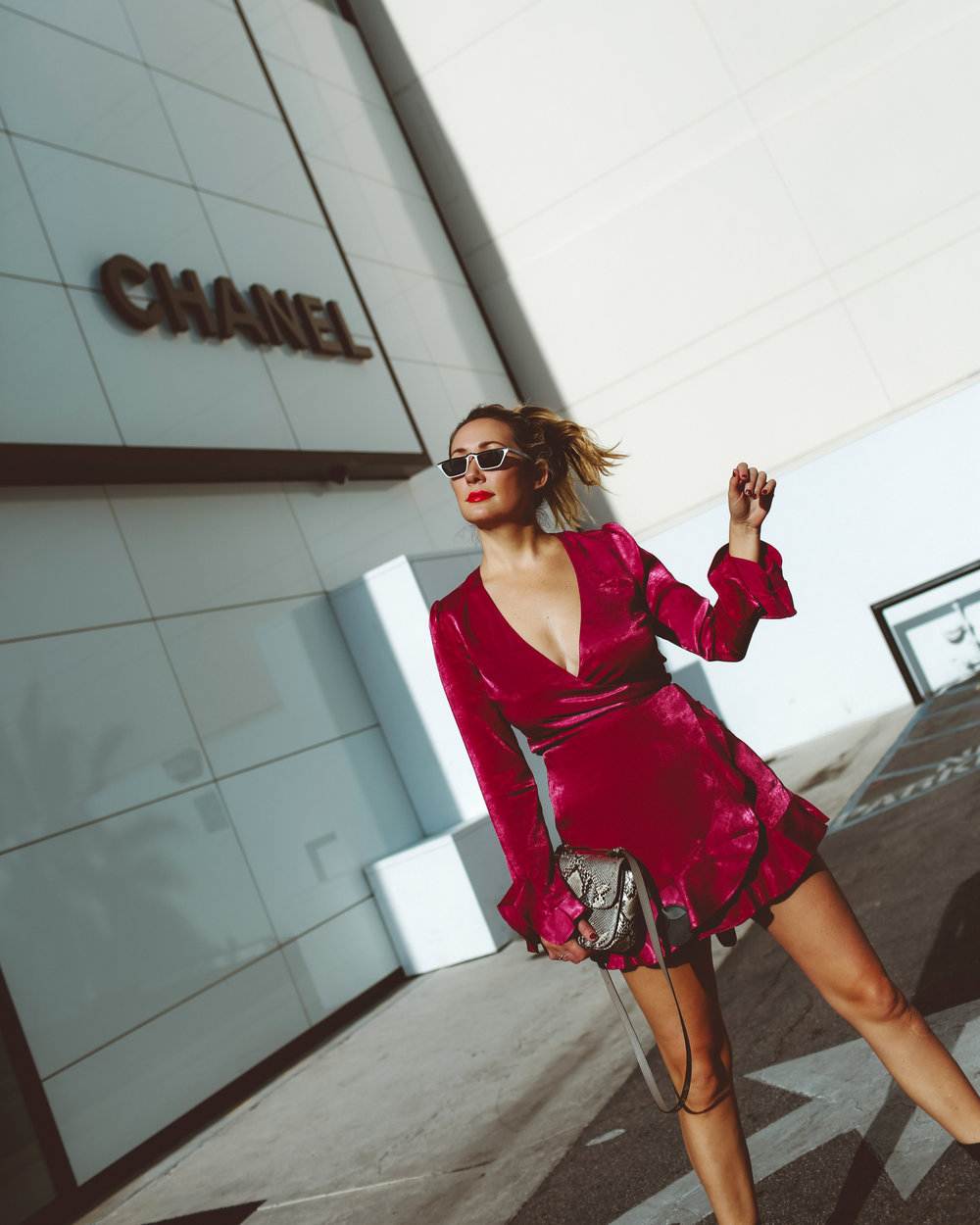 krátke zavinovacie šaty kombinujú vreckový retro outfit s hadím vzorom